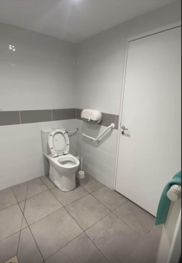 Rénovation PMR sanitaire avec adaptation barre de maintien pour personne à mobilité réduite