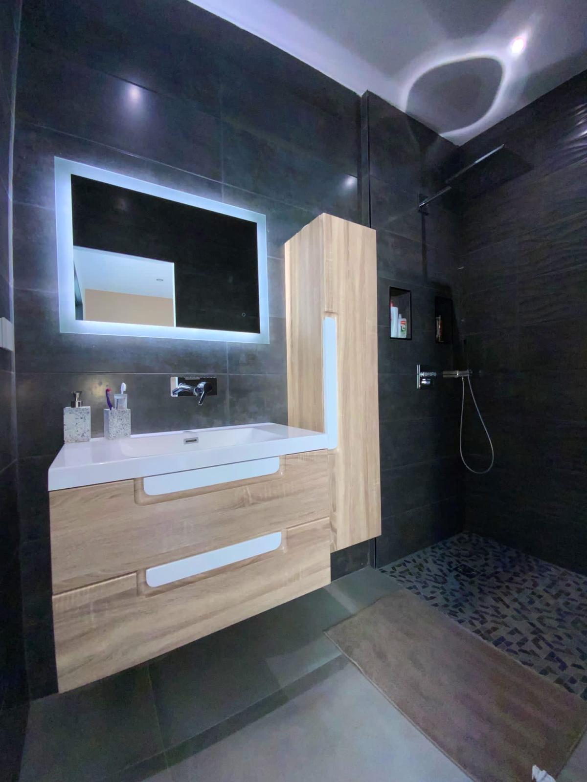 Aménagement salle de douche pour accès en fauteuil roulant avec receveur de plain-pied sans ressaut