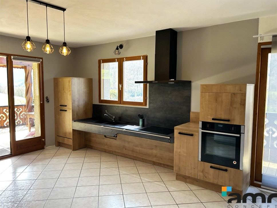 Accessibilité de la cuisine pour une personne en fauteuil roulant avec plan de travail réglable en hauteur électriquement